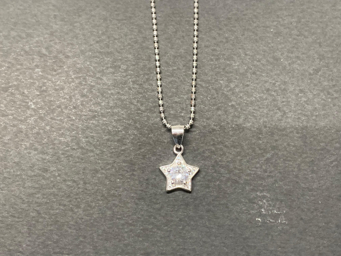 STAR PENDANT NECKLACE WITH CHAIN